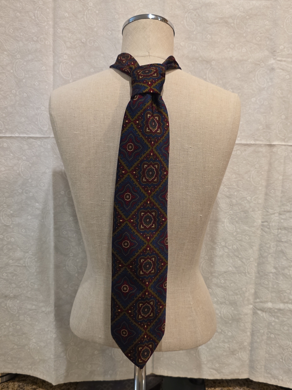 Vtg. Mens Don Loper Rich Blue, Red, Gold Geometric Medallion Pattern Necktie